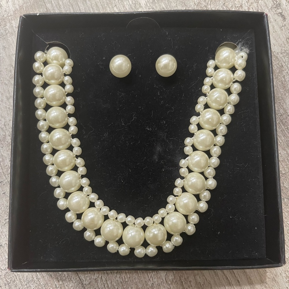 Perfect Poise Avon 2 piece set with gift box white faux pearls